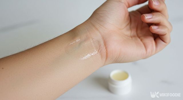 손목에 립밤을 바르고 있다. / 위키푸디