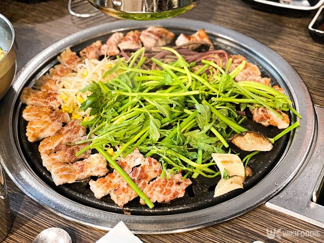 미나리와 삼겹살 자료사진. / emmet lee-shutterstock.com