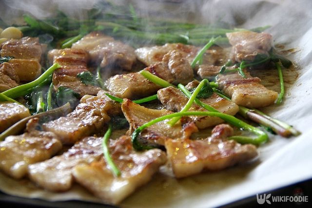 미나리와 삼겹살 자료사진. / Reborn71-shutterstock.com