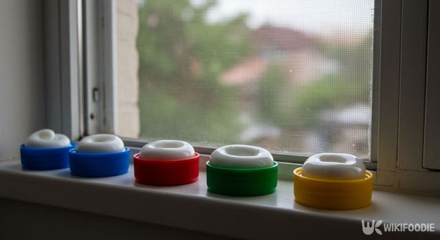 치약이 담긴 병뚜껑을 창틀에 배치한 모습. / 위키푸디