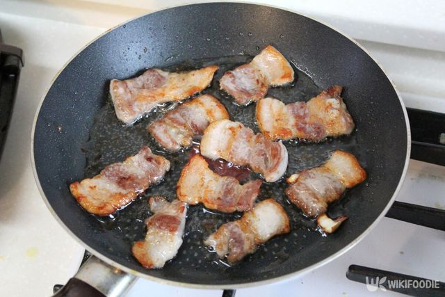 프라이팬에 삼겹살 굽는 모습 . / Binimin-shutterstock.com