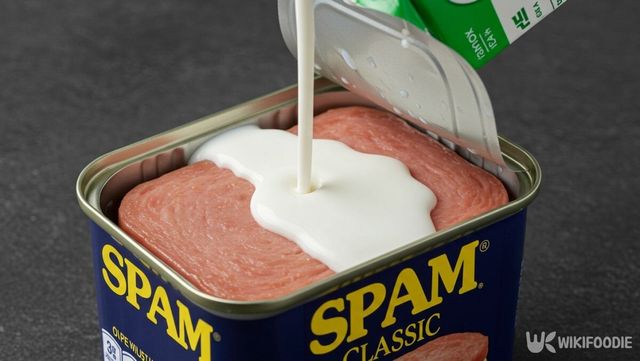 스팸에 우유를 붓는 모습. / 위키푸디