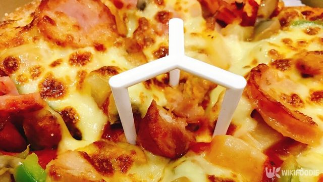 피자를 고정시키거나 피자 박스가 닿지 않도록 하는 역할의 피자 세이버. / yuwadeem-shutterstock.com