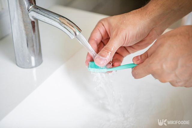 칫솔을 닦는 모습. / Vitaliy Abbasov-shutterstock.com