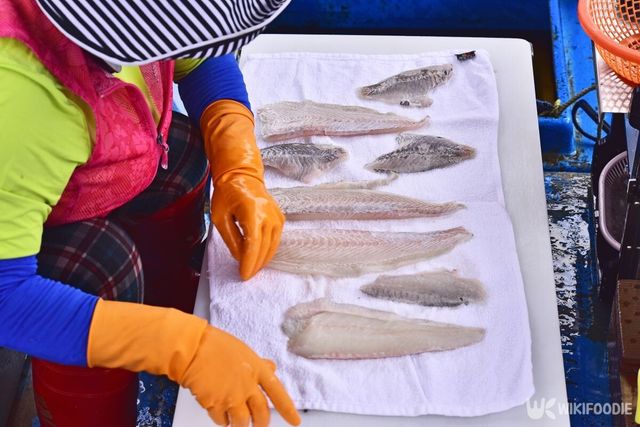 수산시장에서 회를 손질 중인 모습. (기사 이해를 돕기 위한 자료 사진) / khan3145-shutterstock