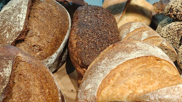 호밀빵은 칼로리 걱정 없이 탄수화물을 섭취할 수 있는 음식이다. / Kholi.art-shutterstock.com