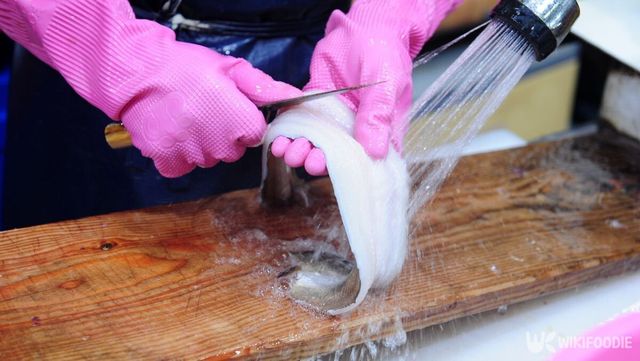 수산시장에서 회를 손질 중인 모습. (기사 이해를 돕기 위한 자료 사진) / Yeongsik Im-shutterstock