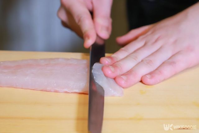 일식당에서 회를 손질 중인 모습.&nbsp;(기사 이해를 돕기 위한 자료 사진) / Osacr_Y-shutterstock