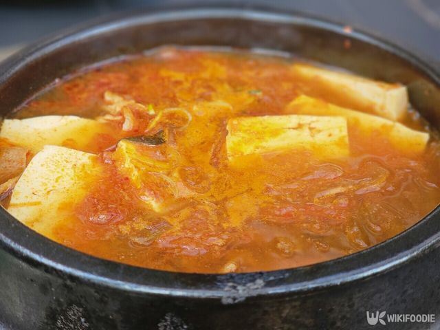 두부를 넣은 김치찌개. / Nuria PhotoStock-shutterstock.com