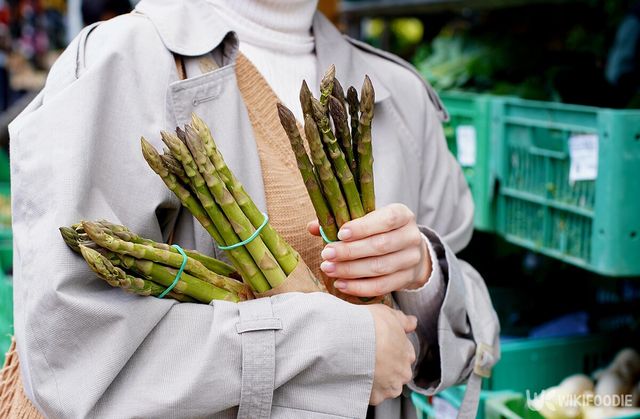아스파라거스를 구매한 여성의 모습. / Kliutsko-shutterstock.com