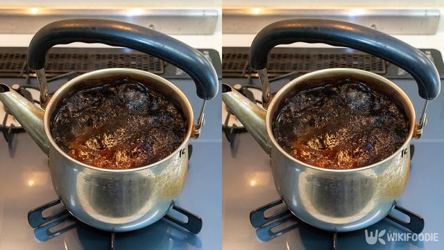 보리차를 끓이는 모습. / Toru Kimura-shutterstock.com