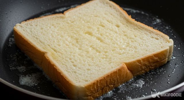 우유에 적신 식빵을 익히고 있다. / 위키푸디