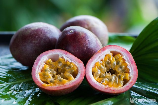 패션프루트 자른 모습. / WildStrawberry-shutterstock.com