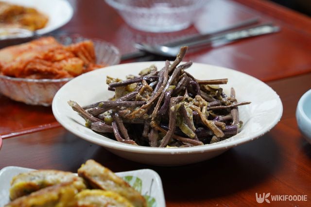 한국인들 밥상에서 쉽게 볼 수 있는 고사리 나물. / Hyung min Choi-shutterstock.com