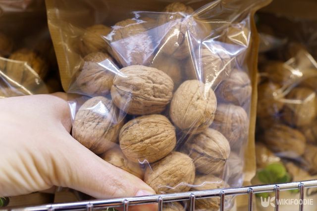 마트에서 판매 중인 호두. / darksoul72-shutterstock.com