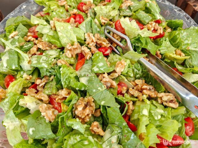 접시에 담긴 호두 샐러드. / Lerner Vadim-shutterstock.com