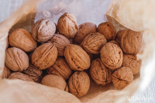 봉투에 담긴 호두의 모습. / Elliptic Studio-shutterstock.com