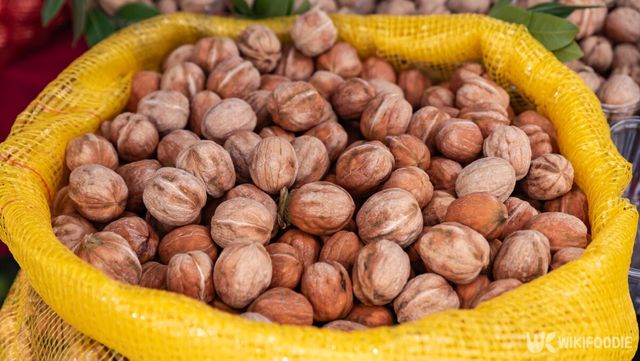 껍질을 벗긴 호두. / Erdal Sekerr-shutterstock.com