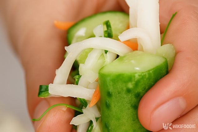 오이 속을 재료로 채운 모습. / 위키푸디