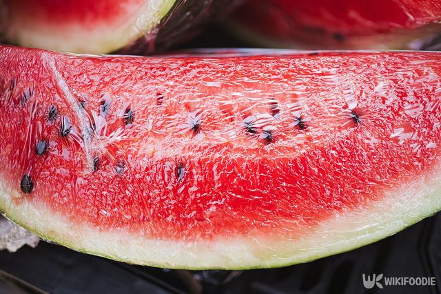 수박과 수박씨 자료사진. / Pablo Rasero-shutterstock.com