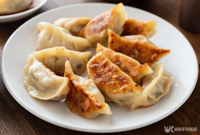 맛있게 구워진 군만두. / koalakko-shutterstock