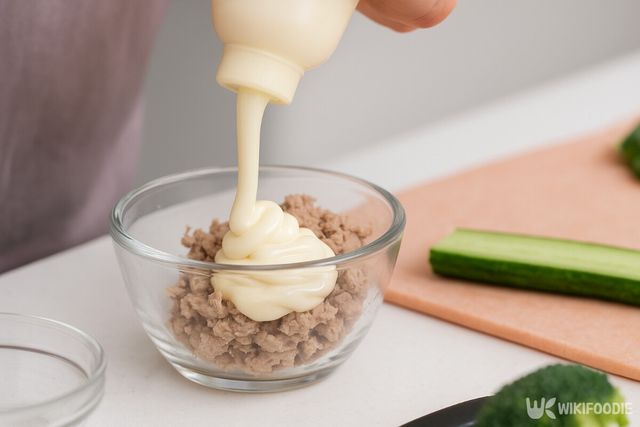 참치에 마요네즈를 뿌리는 모습. / 위키푸디