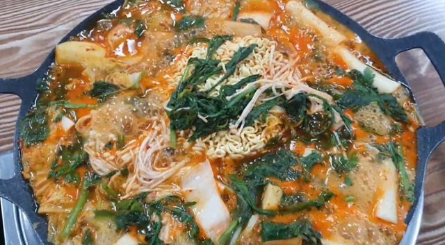 불로닭. / 유튜브 채널 'Zomzom's Korea Travel'