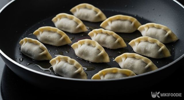 프라이팬에 군만두를 올린 모습. / 위키푸디