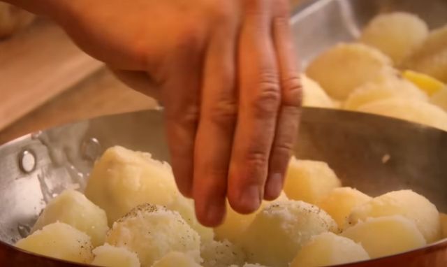 세계적인 셰프 제이미 올리버가 소개하는 감자 구이 레시피. / 유튜브 채널 'Jamie Oliver'