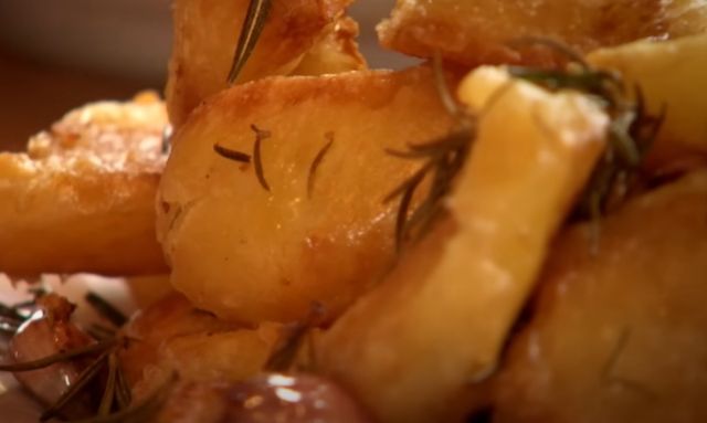 세계적인 셰프 제이미 올리버가 소개하는 감자 구이 레시피. / 유튜브 채널 'Jamie Oliver'