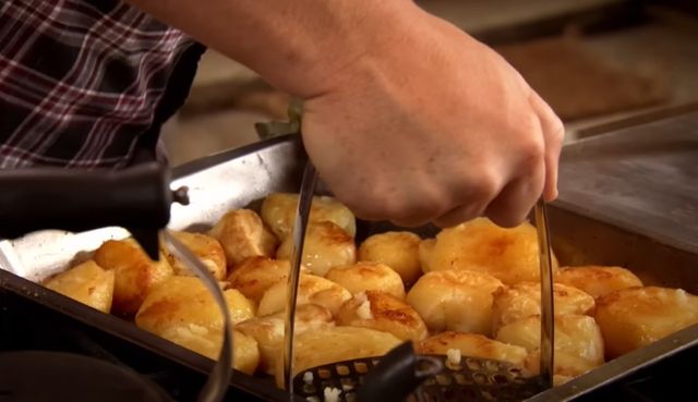 세계적인 셰프 제이미 올리버가 소개하는 감자 구이 레시피. / 유튜브 채널 'Jamie Oliver'