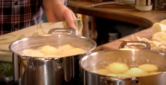 세계적인 셰프 제이미 올리버가 소개하는 감자 구이 레시피. / 유튜브 채널 'Jamie Oliver'