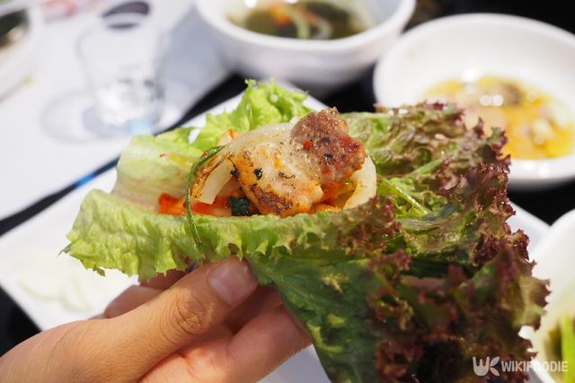 삼겹살과 상추 자료사진. / THANAPHON SUBSANG-shutterstock.com