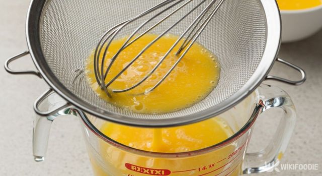 반죽을 체에 걸러 매끈하게 만들고 있다. / 위키푸디