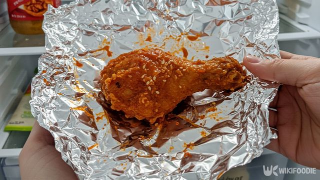 치킨과 호일 자료사진. / 위키푸디