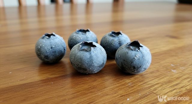 냉동 블루베리를 상온에서 해동하는 모습. / 위키푸디