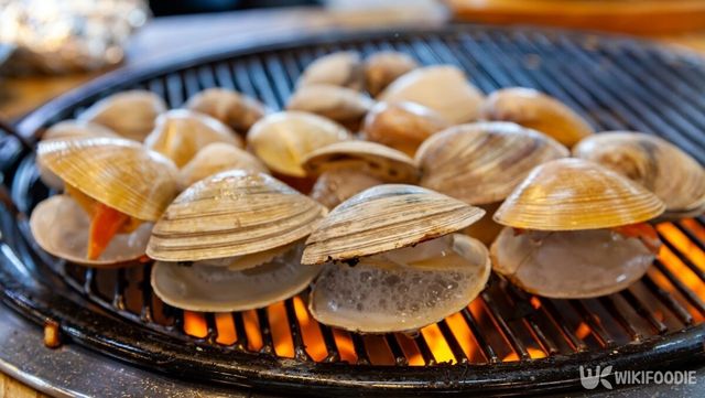 여름철 조개구이를 먹을 땐 각별히 주의해야 한다. / AHNsd-shutterstock.com
