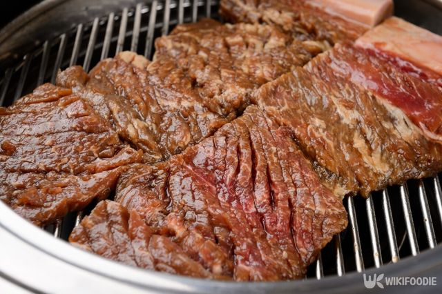 고기의 신선도를 파악하기 위해서는 세심한 관찰이 필요하다. / photohwan-shutterstock.com