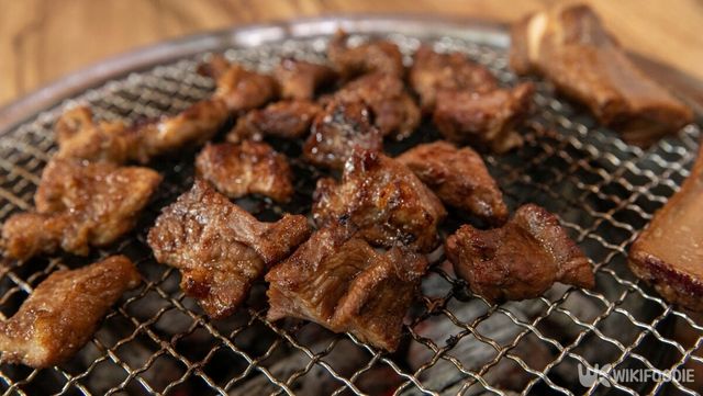 양념갈비처럼 고기 색이 가려진 경우는 겉보기로 상태를 확인하기가 어렵다. / Light Win-shutterstock.com