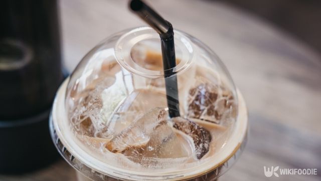 무더운 여름에는 얼음이 들어간 시원한 음료 한 잔을 찾게 된다. / Alena Veasey-shutterstock.com