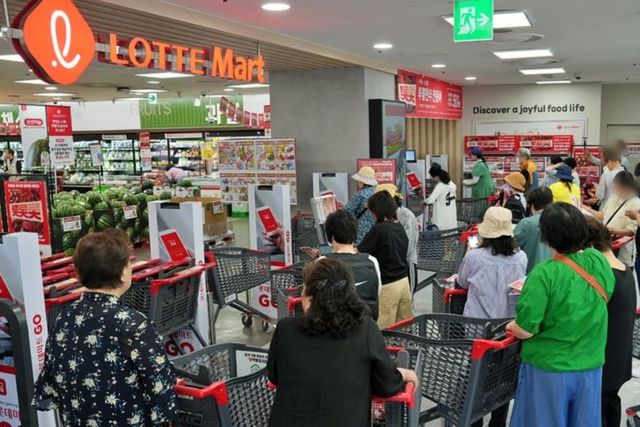 롯데마트는 롯데 유통군 통합 쇼핑 행사인 '롯데레드페스티벌' 2단계 할인 행사를 진행한다. / 롯데마트