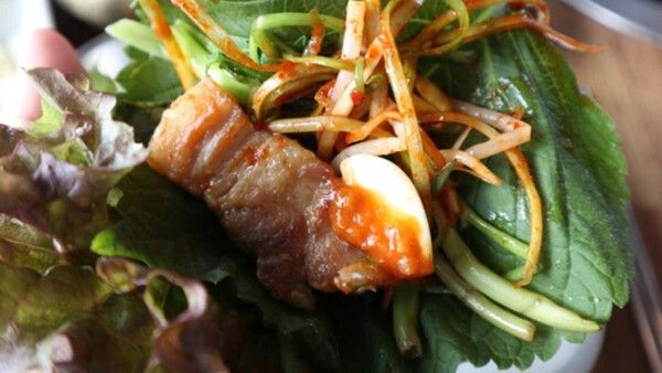 상추, 깻잎 쌈에 삼겹살을 올린 모습 &nbsp;MIN and JJ-shutterstock.com