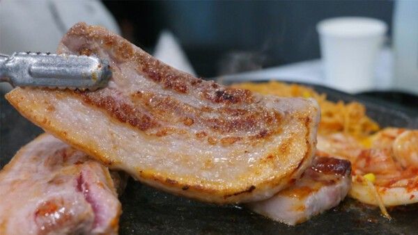 불판에 구운 삼겹살 자료 사진. &nbsp;Hyung min Choi-shutterstock.com