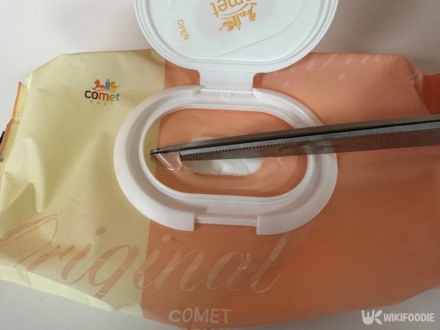 물티슈 입구를 가위로 자르는 모습. / 위키푸디