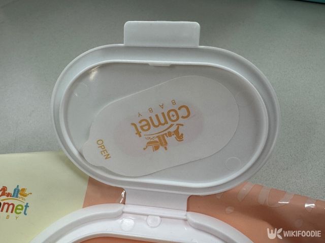 물티슈 입구 안쪽에 붙어 있는 접착 스티커. / 위키푸디