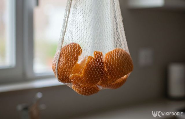 귤껍질을 망에 담은 모습. / 위키푸디