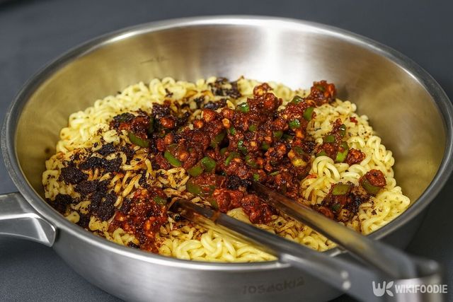 면에 분말스프, 고추기름 양념을 넣은 모습. / 위키푸디