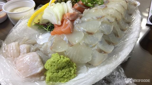 여름철 회는 맛이 깊지만 세균 번식으로 인한 식중독에 주의해야 한다. / astronauta-shutterstock.com