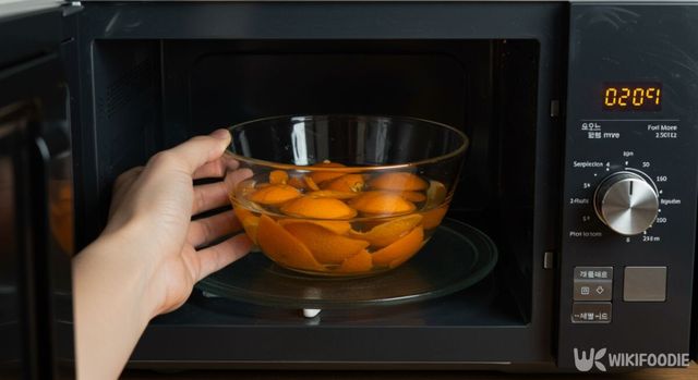 귤껍질과 물을 담은 그릇을 전자레인지에 넣는 모습. / 위키푸디