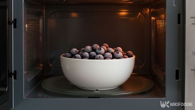 전자레인지에 냉동 블루베리가 놓인 모습. / 위키푸디